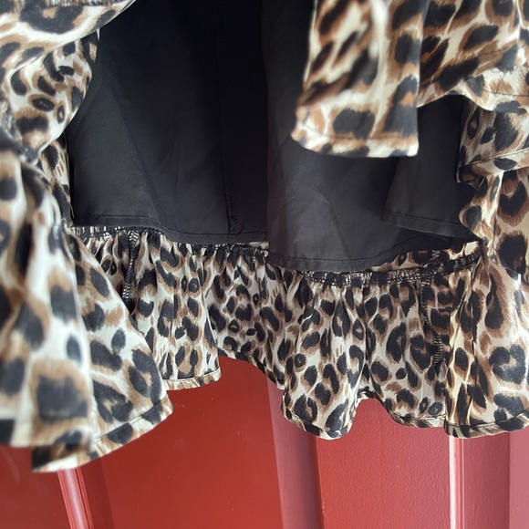 NWT Beautiful CALI BLUE lined animal print mini skirt with ruffles - Picture 3 of 8